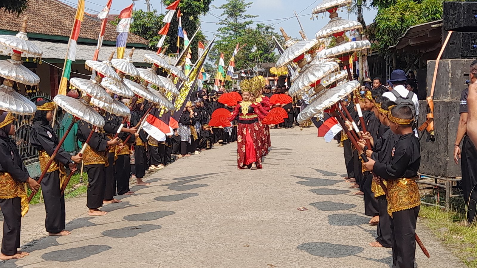 Warga Kampung Kalapa Cagak, Desa Teluklada, Kecamatan Sobang, Kabupaten Pandeglang, menggelar tradisi sedekah bumi sekaligus memperingati Milangkala ke-75 (Bantentv.com/ Rangga)