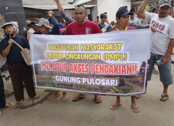 Warga tutup akses Gunung Pulosari sementara (Bantentv.com/ Rangga)