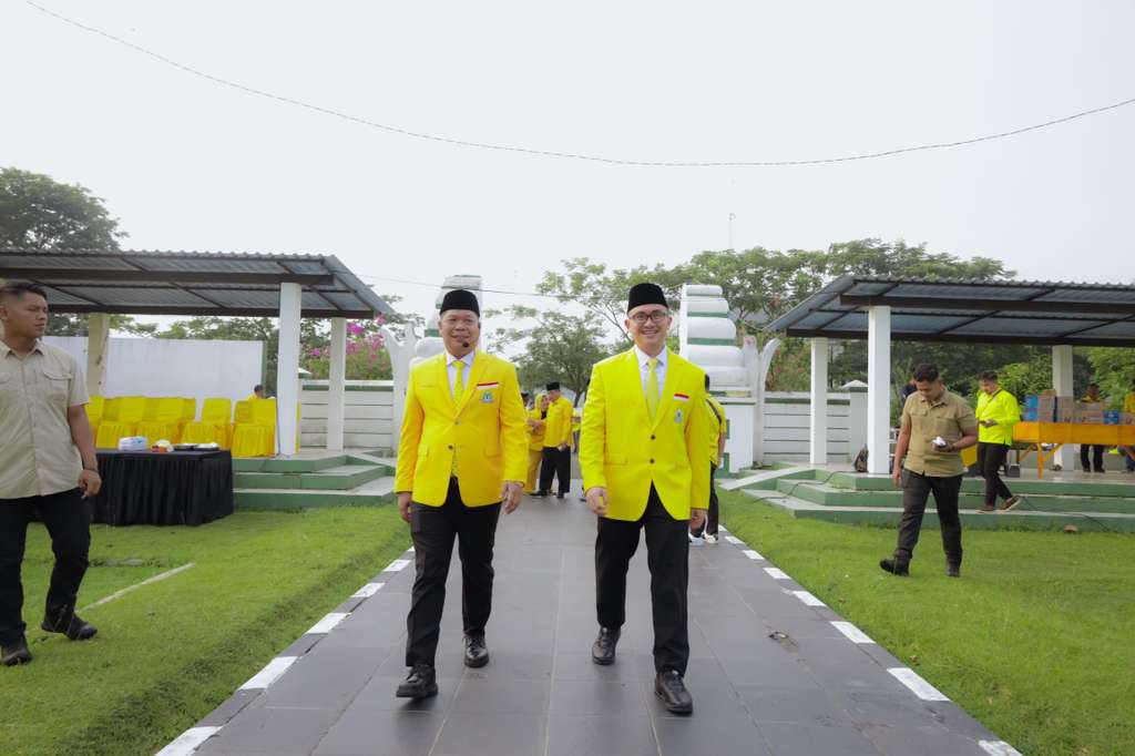 Ketua DPD Partai Golkar Banten, Andika Hazrumy (kanan) dan Ketua DPD Partai Golkar Kabupaten Serang, Fahmi Hakim (kiri)