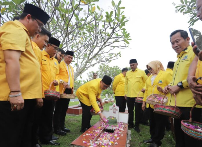 Dewan Pimpinan Daerah (DPD) Partai Golkar Provinsi Banten menggelar apel dan ziarah di Taman Makam Pahlawan (TMP) Ciceri, Kota Serang, pada Senin, 20 Oktober 2025 (Bantentv.com)