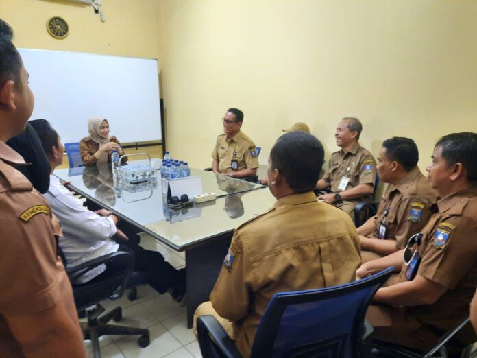 Bupati Serang, Ratu Rachmatuzakiyah, melakukan inspeksi mendadak ke salah satu lokasi tambang yang berada di Desa Pengarengan, Kecamatan Bojonegara, Kabupaten Serang (Bantentv.com/ Riki)