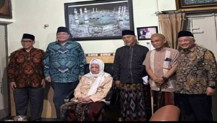 Pemilik CT Corp, Chairul Tanjung foto bersama dengan pengasuh Ponpes Lirboyo KH. Anwar Manshur (FB/Mualif Masykur)