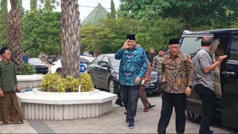 CT Sowan ke KH. Anwar Manshur (Viva Jatim)