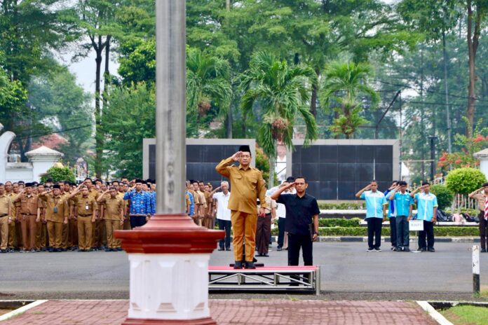 Wabup Serang Najib Hamas saat menjadi inspektur upacara dalam peringatan Hari Sumpah Pemuda ke-97 (Bantentv.com/ Riki)