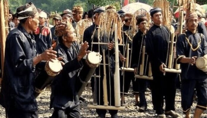 alat musik tradisional banten (Foto : Pinterest/Widyarin Kusumaningtyas)