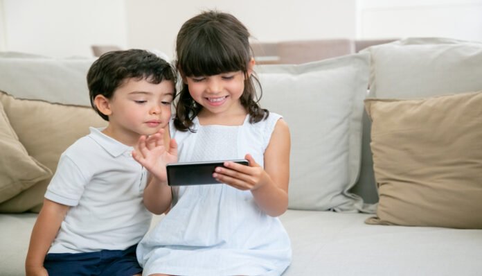 Ilustrasi - anak kecil bermain game.