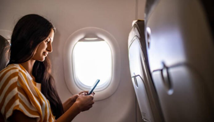 ilustrasi seseorang memainkan ponsel dan menyalakan internet di dalam pesawat (Foto/iStockphoto) ilustrasi seseorang memainkan ponsel dan menyalakan internet di dalam pesawat (Foto/iStockphoto)