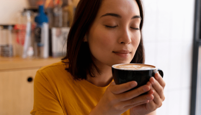 Ilustrasi - Seseorang menikmati aroma kopi