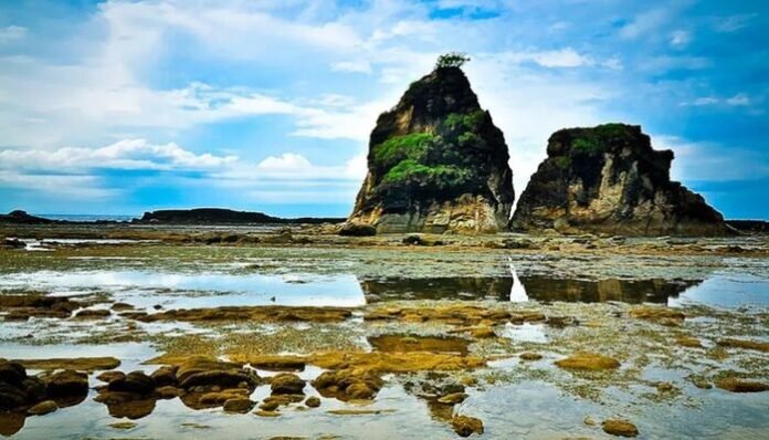 Pantai Sawarna, wisata Banten Selatan (Pinterest)