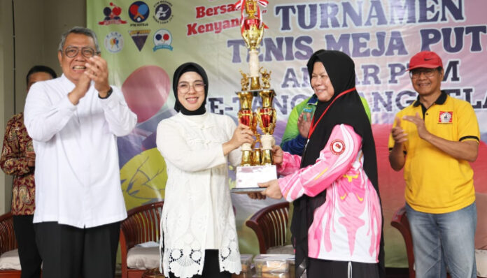 Ketua Tim Penggerak PKK Provinsi Banten, Tinawati Andra Soni, menyerahkan piala kepada pemenang Turnamen Tenis Meja Putri Antar PTM Benyamin Cup di PTM Kenyangin, Kota Tangerang Selatan, Sabtu, 18 Oktober 2025.