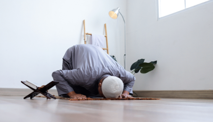 Jadwal salat. Ilustrasi seseorang sedang bersujud dalam salat  (Garakta Studio)