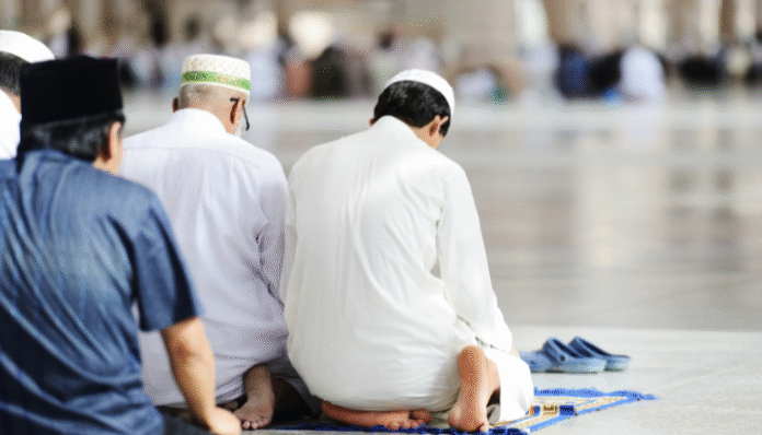 Jadwal salat. Ilustrasi seseorang sedang salat berjamaah (Zurijeta)