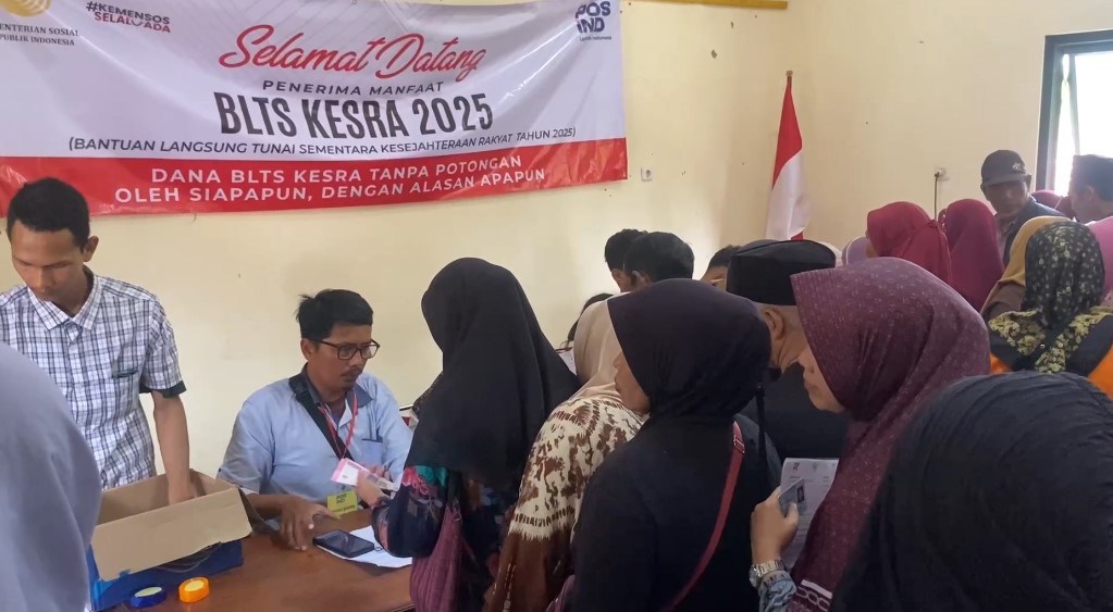 Ribuan warga di Kecamatan Kopo, Kabupaten Serang, terlihat rela mengantre sejak pagi demi mendapatkan bantuan BLT Kesra (Bantentv.com/ Riki)