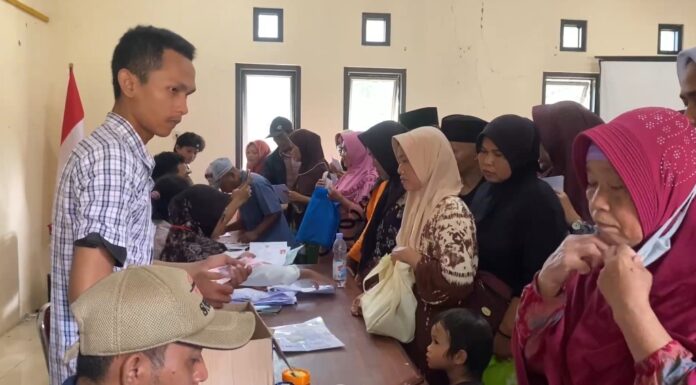 Ribuan warga di Kecamatan Kopo, Kabupaten Serang, terlihat rela mengantre sejak pagi demi mendapatkan bantuan BLT Kesra (Bantentv.com/ Riki)