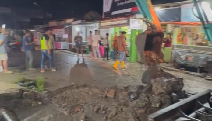 SDN Bojong Loa terendam, Kapolres Serang buka akses air Menggunakan excavator.