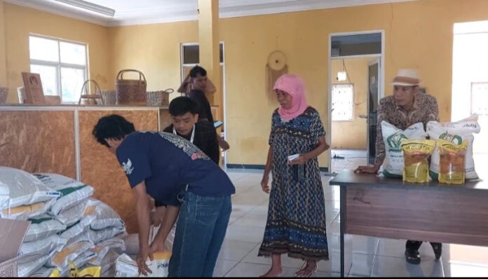 Warga Desa Tegal Maja Terima Bantuan Pangan Beras dan Minyak