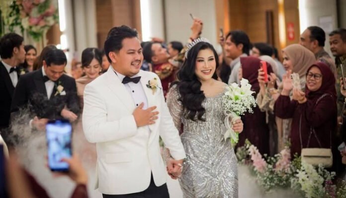 Boiyen dan Rully Anggi Akbar resmi menikah (Foto : Instagram/@boiyenpesek)