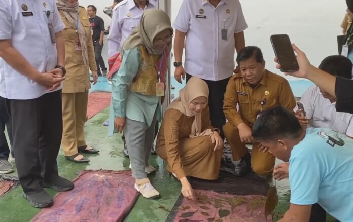 Bupati Serang, Ratu Rachmatuzakiyah, meninjau kegiatan pelatihan ecoprint yang diikuti puluhan warga binaan di Rutan Kelas IIB Serang pada Selasa, 18 November 2025 (Bantentv.com/ Imron)