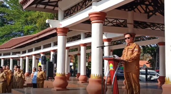 Wali Kota Serang, Budi Rustandi, pimpin apel pagi ASN, di Alun-Alun Barat Kota Serang, Senin, 3 November 2025.