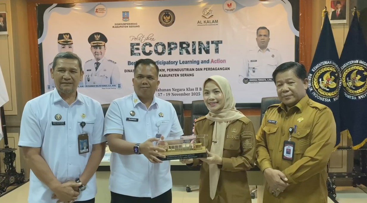 Bupati Serang, Ratu Rachmatuzakiyah, meninjau kegiatan pelatihan ecoprint yang diikuti puluhan warga binaan di Rutan Kelas IIB Serang pada Selasa, 18 November 2025 (Bantentv.com/ Imron)