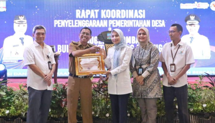Bupati Serang Ratu Rachmatuzakiyah menyerahan piagam penghargaan kepada kepala Desa Cikande Permai yang meraih Juara 1 Desa Cantik BPS di Banten dan Masuk 8 Besar Nasional, Rabu, 5 November 2025.