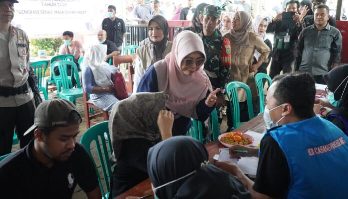 Bupati Pandeglang Raden Dewi Setiani saat menghadiri Bakti Sosial dan CKG dalam rangka memperingati Hari Kesehatan Nasional (HKN) ke-61 dan HUT ke-54 KORPRI tingkat Kabupaten Pandeglang.