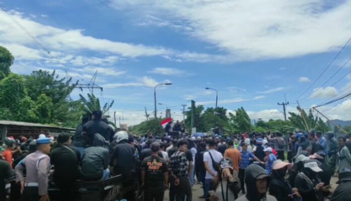 Ratusan Warga Bojonegara Blokade Jalan, Protes Truk Tambang yang Masih Melintas