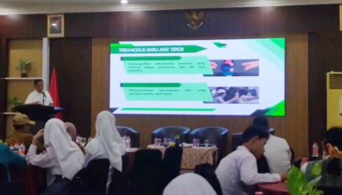 Densus 88 memberikan pemaparan tentang cara mengenali dan mencegah penyebaran paham IRET, Selasa, 11 November 2025.