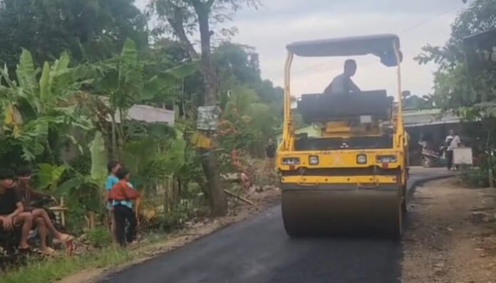 Pemdes Banjarsari tuntaskan 6,5 km jalan poros desa.