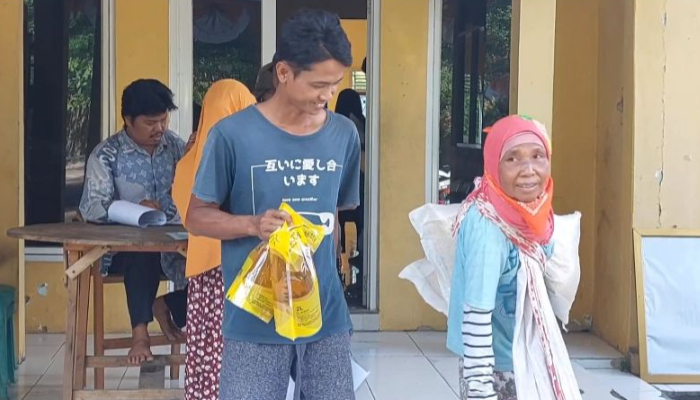 Warga Desa Tegal Maja Terima Bantuan Pangan Beras dan Minyak. (Foto: Bantentv.com)