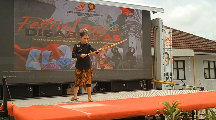 Siswa SKHN 2 Lebak tampil dalam festival seni budaya pada Senin, 10 November 2025 (Bantentv.com/ Nano)