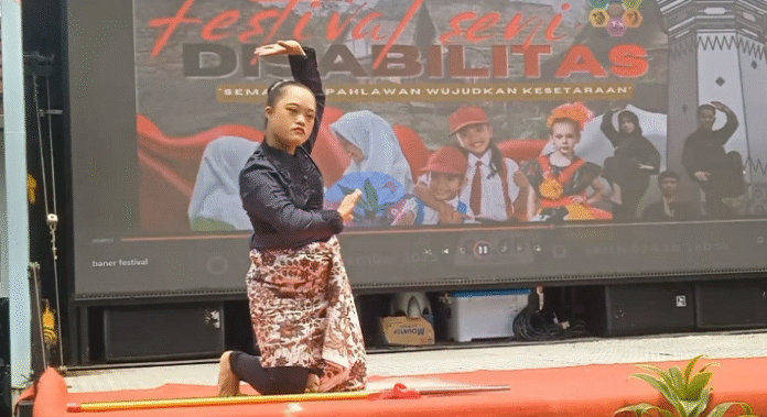 Siswa SKHN 2 Lebak tampil dalam festival seni budaya pada Senin, 10 November 2025 (Bantentv.com/ Nano)