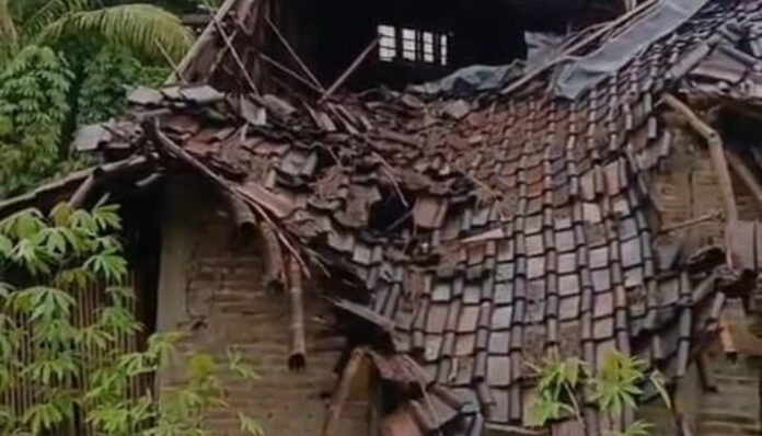 Diterjang Angin dan Hujan Deras, Rumah Lansia Ambruk