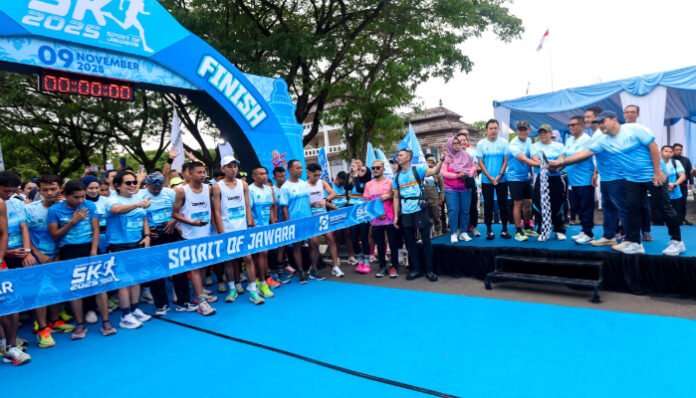 Gubernur Banten Andra Soni melepas peserta Ekbispar Banten 5K 2025, di KP3B, Curug, Kota Serang, Minggu, 9 November 2025.