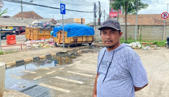 Forum Komunikasi Pedagang Pasar Baros (FKPPB) mengeluhkan tumpukan sampah yang menggunung di depan Pasar Baros