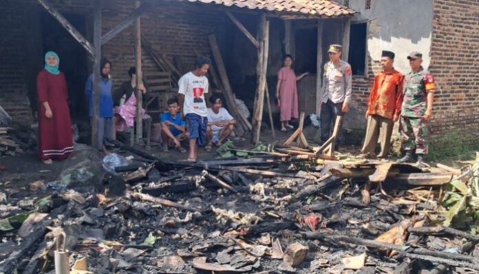 Kapolsek Cikeusal Iptu Hairus Saleh melakukan Pergelaran Cepat Anggota Kepolisian (PECAK) usai terjadinya kebakaran rumah Kampung Pabuaran Cengkok, Desa Cimaung, Kecamatan Cikeusal (Bantentv.com/ Imron)