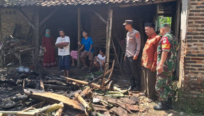 Kapolsek Cikeusal Iptu Hairus Saleh melakukan Pergelaran Cepat Anggota Kepolisian (PECAK) usai terjadinya kebakaran rumah Kampung Pabuaran Cengkok, Desa Cimaung, Kecamatan Cikeusal (Bantentv.com/ Imron)