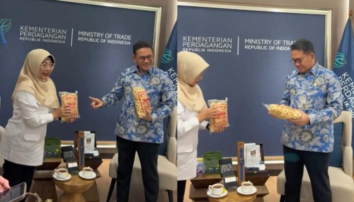 Bupati Dewi mengenalkan produk UMKM unggulan asli Pandeglang ke Menteri Perdagangan (Bantentv.com/ Rangga)