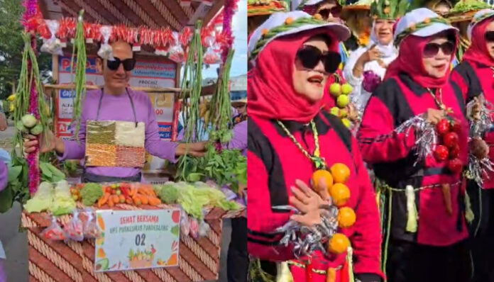 Ribuan peserta parade busana buah dan sayuran tampil meriahkan puncak HKN ke -61 di Alun-alun Pandeglang (Bantentv.com/ Rangga)