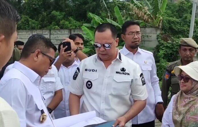 Gubernur Banten Andra Soni dan Wali Kota Serang Budi Rustandi meninjau kawasan yang akan dieksekusi sebagai frontage Unyur di Kota Serang, Rabu (19/11/2025) (Bantentv.com/ Jaya)