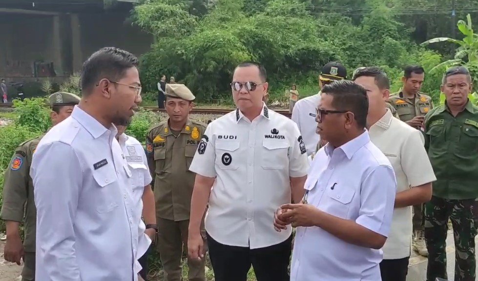 Gubernur Banten Andra Soni dan Wali Kota Serang Budi Rustandi meninjau kawasan yang akan dieksekusi sebagai frontage Unyur di Kota Serang, Rabu (19/11/2025) (Bantentv.com/ Jaya)