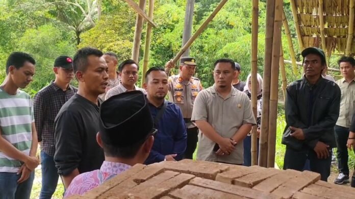Warga kelurahan Sepang, kecamatan Taktakan, kota Serang menggerebek galian C yang diduga tidak berizin (Bantentv.com/Jaya)