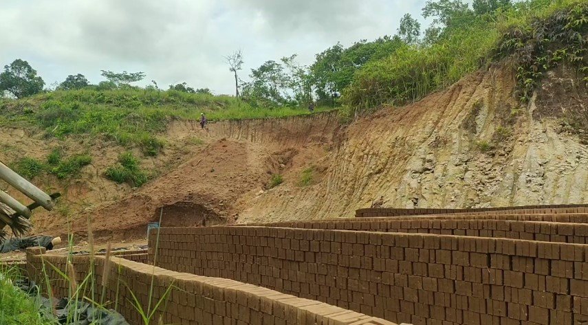 Warga kelurahan Sepang, kecamatan Taktakan, kota Serang menggerebek galian C yang diduga tidak berizin (Bantentv.com/Jaya)