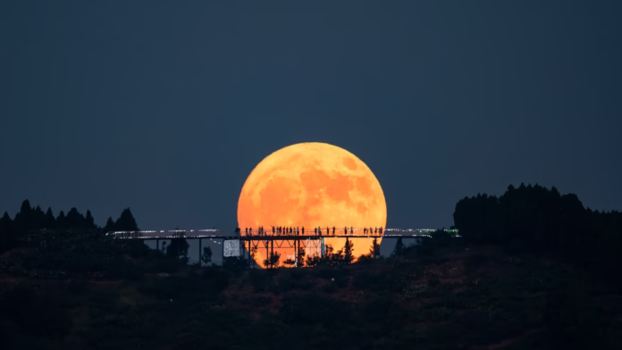 Fenomena Supermoon akan menghiasi langit Indonesia pada 5 November 2025 (National Geographic)
