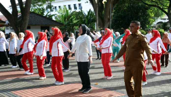 Gubernur Banten Andra Soni bersama Ketua TP PKK Provinsi Banten, Tinawati Andra Soni, mengikuti kegiatan Senam Bersama Lansia di halaman Gedung Negara Provinsi Banten.