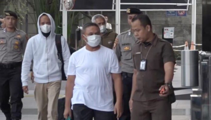 Gubernur Riau, Abdul Wahid, tiba di Gedung Merah Putih Komisi Pemberantasan Korupsi (KPK), Jakarta, pada Selasa, (4/11)