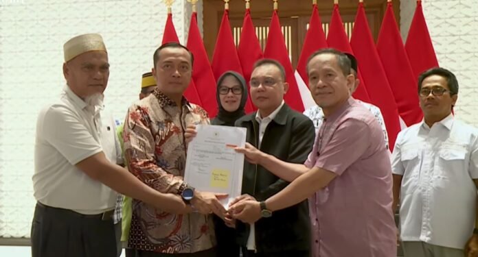 Presiden Prabowo Subianto secara resmi memberikan rehabilitasi kepada dua guru asal Kabupaten Luwu Utara, Sulawesi Selatan, Abdul Muis dan Rasnal.