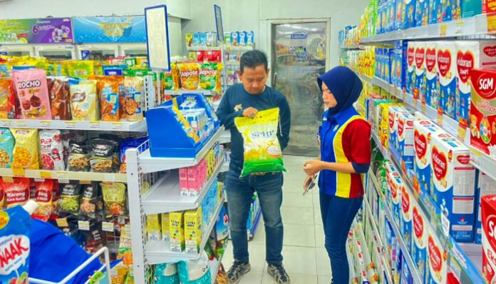 Tim Satgas Satreskrim Polres Serang saat melakukan pemantauan harga beras di salah satu waralaba di Kabupaten Serang, Kamis, 13 November 2025.