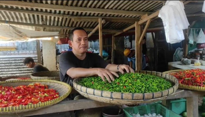 Pedagang cabai di pasar Kranggot Kota Cilegon sedang menunggu konsumen.