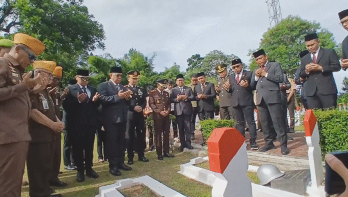 Pemkot Tangerang Selatan menyelenggarakan upacara peringatan Hari Pahlawan di Taman Makam Pahlawan Nasional Seribu, Kademangan, Kecamatan Setu (Bantentv.com)